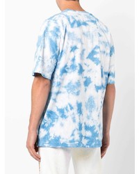 weißes und blaues Mit Batikmuster T-Shirt mit einem Rundhalsausschnitt von MARKET