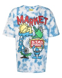 weißes und blaues Mit Batikmuster T-Shirt mit einem Rundhalsausschnitt von MARKET