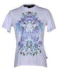 weißes und blaues T-Shirt mit einem Rundhalsausschnitt mit Blumenmuster
