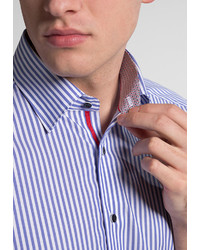 weißes und blaues vertikal gestreiftes Kurzarmhemd