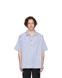 weißes und blaues vertikal gestreiftes Kurzarmhemd von Martin Asbjorn