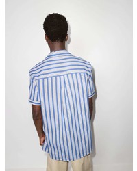 weißes und blaues vertikal gestreiftes Kurzarmhemd von Nick Fouquet