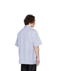 weißes und blaues vertikal gestreiftes Kurzarmhemd von Martin Asbjorn