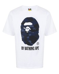 weißes und dunkelblaues bedrucktes T-Shirt mit einem Rundhalsausschnitt von A Bathing Ape