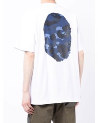 weißes und dunkelblaues bedrucktes T-Shirt mit einem Rundhalsausschnitt von A Bathing Ape