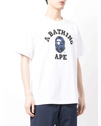 weißes und dunkelblaues bedrucktes T-Shirt mit einem Rundhalsausschnitt von A Bathing Ape