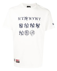 weißes und dunkelblaues bedrucktes T-Shirt mit einem Rundhalsausschnitt von New Era Cap