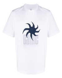 weißes und dunkelblaues bedrucktes T-Shirt mit einem Rundhalsausschnitt von Oamc