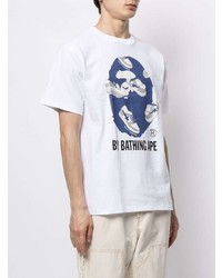 weißes und dunkelblaues bedrucktes T-Shirt mit einem Rundhalsausschnitt von A Bathing Ape