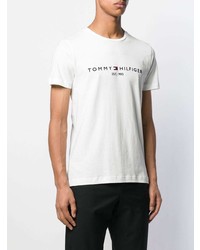 weißes und dunkelblaues bedrucktes T-Shirt mit einem Rundhalsausschnitt von Tommy Hilfiger