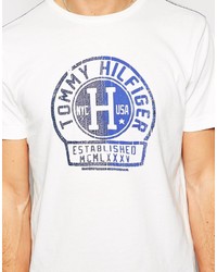 weißes und dunkelblaues bedrucktes T-Shirt mit einem Rundhalsausschnitt von Tommy Hilfiger