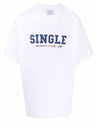 weißes und dunkelblaues bedrucktes T-Shirt mit einem Rundhalsausschnitt von Vetements