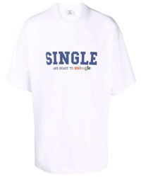 weißes und dunkelblaues bedrucktes T-Shirt mit einem Rundhalsausschnitt von Vetements