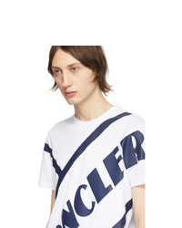 weißes und dunkelblaues bedrucktes T-Shirt mit einem Rundhalsausschnitt von Moncler