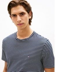 weißes und dunkelblaues horizontal gestreiftes T-Shirt mit einem Rundhalsausschnitt von Tommy Hilfiger