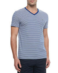 weißes und dunkelblaues horizontal gestreiftes T-Shirt mit einem V-Ausschnitt
