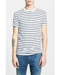 weißes und dunkelblaues horizontal gestreiftes T-shirt mit einer Knopfleiste