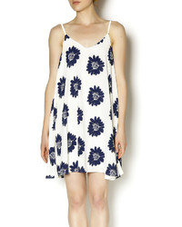 weißes und dunkelblaues schwingendes Kleid mit Blumenmuster