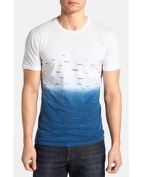 weißes und dunkelblaues T-Shirt mit einem Rundhalsausschnitt