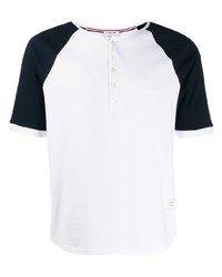 weißes und dunkelblaues T-shirt mit einer Knopfleiste von Thom Browne