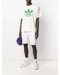 weißes und grünes bedrucktes T-Shirt mit einem Rundhalsausschnitt von adidas