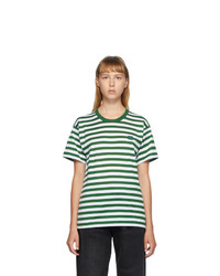 weißes und grünes horizontal gestreiftes T-Shirt mit einem Rundhalsausschnitt