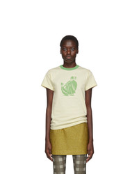weißes und grünes T-Shirt mit einem Rundhalsausschnitt
