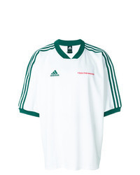 weißes und grünes T-Shirt mit einem V-Ausschnitt