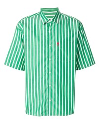weißes und grünes vertikal gestreiftes Kurzarmhemd
