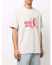 weißes und rotes bedrucktes T-Shirt mit einem Rundhalsausschnitt von Nike