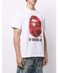 weißes und rotes bedrucktes T-Shirt mit einem Rundhalsausschnitt von A Bathing Ape