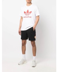 weißes und rotes bedrucktes T-Shirt mit einem Rundhalsausschnitt von adidas