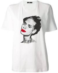 weißes und rotes bedrucktes T-Shirt mit einem Rundhalsausschnitt von Markus Lupfer