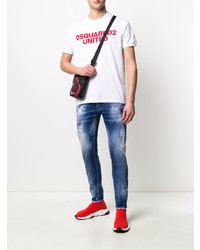 weißes und rotes bedrucktes T-Shirt mit einem Rundhalsausschnitt von DSQUARED2