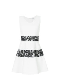 weißes und schwarzes ausgestelltes Kleid von GUILD PRIME