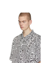 weißes und schwarzes bedrucktes Kurzarmhemd von Alexander Wang