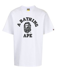 weißes und schwarzes bedrucktes T-Shirt mit einem Rundhalsausschnitt von A Bathing Ape