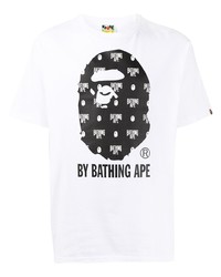 weißes und schwarzes bedrucktes T-Shirt mit einem Rundhalsausschnitt von A Bathing Ape