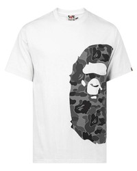 weißes und schwarzes bedrucktes T-Shirt mit einem Rundhalsausschnitt von A Bathing Ape