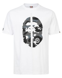 weißes und schwarzes bedrucktes T-Shirt mit einem Rundhalsausschnitt von A Bathing Ape