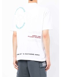 weißes und schwarzes bedrucktes T-Shirt mit einem Rundhalsausschnitt von AAPE BY A BATHING APE