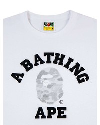 weißes und schwarzes bedrucktes T-Shirt mit einem Rundhalsausschnitt von A Bathing Ape