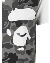 weißes und schwarzes bedrucktes T-Shirt mit einem Rundhalsausschnitt von A Bathing Ape