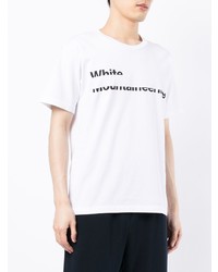 weißes und schwarzes bedrucktes T-Shirt mit einem Rundhalsausschnitt von White Mountaineering