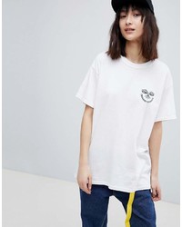 weißes und schwarzes bedrucktes T-Shirt mit einem Rundhalsausschnitt