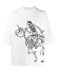 weißes und schwarzes bedrucktes T-Shirt mit einem Rundhalsausschnitt von Formy Studio