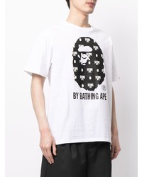 weißes und schwarzes bedrucktes T-Shirt mit einem Rundhalsausschnitt von A Bathing Ape