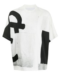 weißes und schwarzes bedrucktes T-Shirt mit einem Rundhalsausschnitt von Julius