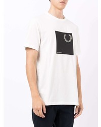 weißes und schwarzes bedrucktes T-Shirt mit einem Rundhalsausschnitt von Fred Perry