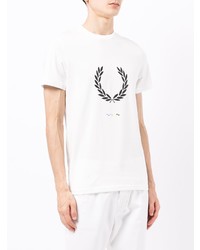 weißes und schwarzes bedrucktes T-Shirt mit einem Rundhalsausschnitt von Fred Perry